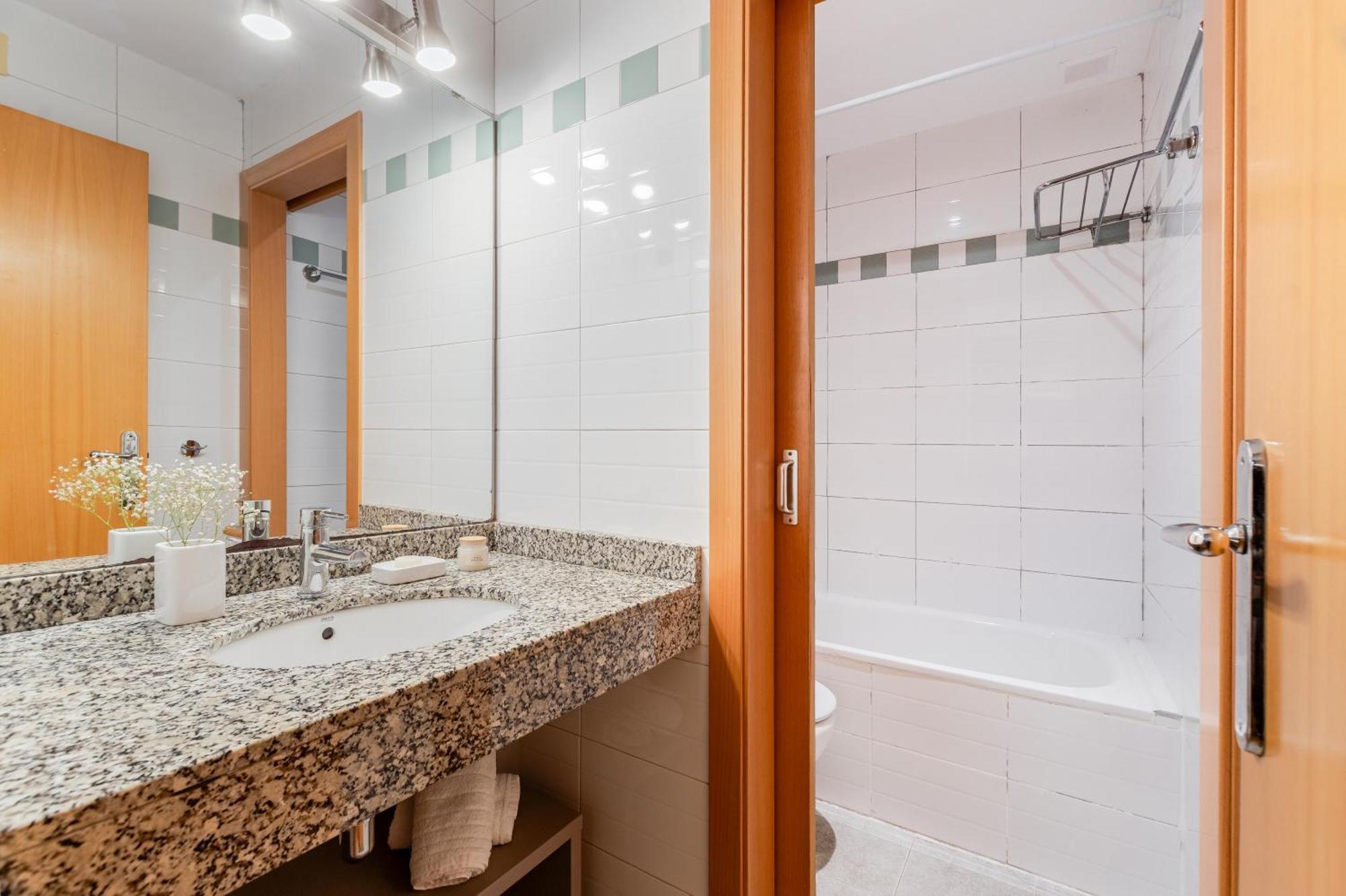 Aspasios Plaza Real Apartments Барселона Экстерьер фото